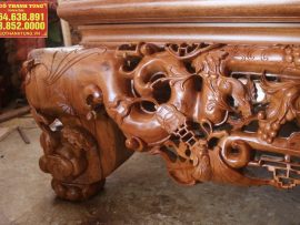 Từng họa tiết được chạm khắc uốn lượn tự nhiên, hàng gia công từ tấm gỗ nguyên khối