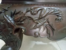 Họa tiết lá sen vươn mình uốn lượn được chạm bởi nghệ nhân trên 30 năm kinh nghiệm