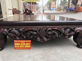 Mặt hông của chiếu ngựa thập điểu quần mai cũng được đục chạm kỹ, độ dày vai hông lên tới 8cm