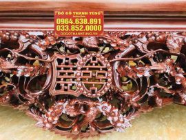 Chữ Thọ được đục khắc ở chính giữa quây sập mang ý nghĩa trường thọ, xung quanh đục đôi chim uyên ương và hoa lá tinh xảo