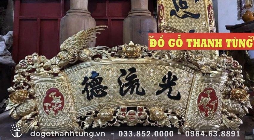 Mẫu hoành phi nền gấm thếp bạc chữ đen chạm họa tiết Phượng hoàng và bông hồng