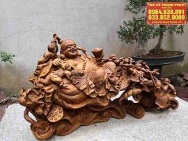 Tượng gỗ Phật Di Lặc ngồi đài sen thanh tịnh cùng hình ảnh Ngũ Phúc - 5 đứa trẻ nhỏ vui đùa quanh Phật tượng trưng cho “Phúc-Lộc-Thọ-Khang-Ninh”.