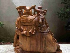 Mặt sau Tượng Di Lặc Tam Phúc gỗ xá xị ngồi trên túi tiền