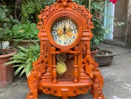 Đồng hồ gỗ gõ đỏ để bàn quả lắc đục tinh xảo