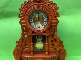 Đồng hồ quả lắc gỗ gõ đỏ màu cánh gián, đục họa tiết hóa lá tay thủ công