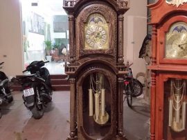 Đồng Hồ Tứ Trụ Gỗ Mun Đuôi Công thiết kế mang hơi thở nước Anh cổ kính.