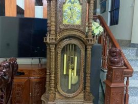 Đồng Hồ Tứ Trụ Gỗ Mun Đuôi Công màu nâu nhạt đặc trưng của gỗ Mun đuôi công mới được gia công.