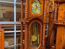 Đồng Hồ Tứ Trụ Vát Gỗ Hương đá với thiêt kế hài hòa giữa đồng hồ con lắc và bộ áo giáp.