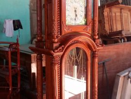 Đông hồ tứ trụ vát gỗ Hương đá màu nâu cánh gián tạo cảm giác ấm cúng cho phòng khách của bạn.