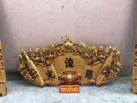 Cận cảnh hoành phi Đức Lưu Quang cuốn thư dát vàng nền gấm