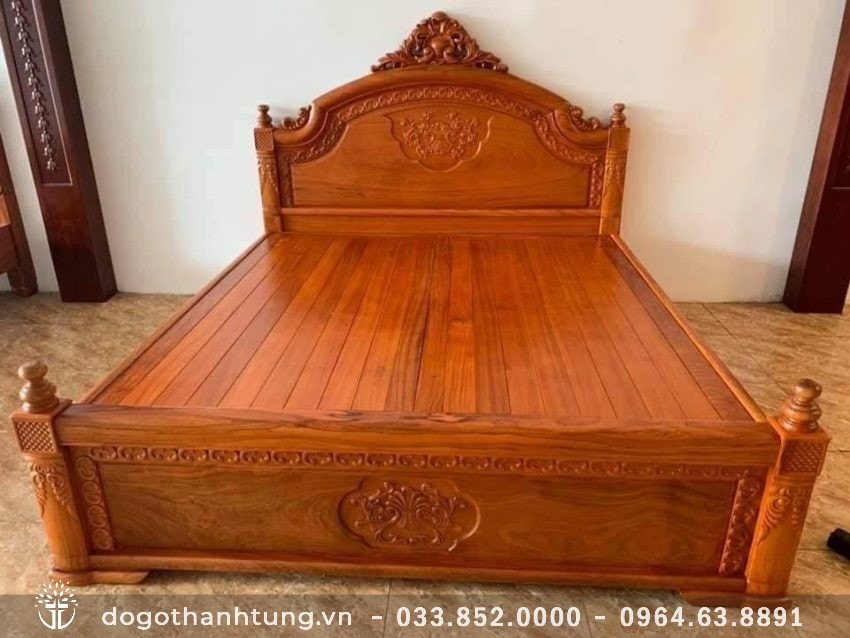 Giường ngủ gỗ gụ mẫu vách Hoa lá tây, một chút nhẹ nhàng của hoa lá được cách tân trong mỗi nét chạm trổ.