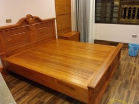 Giường ngủ gỗ Gụ màu vàng nhạt, sau thời gian sử dụng sẽ chuyển màu nâu bắt mắt.