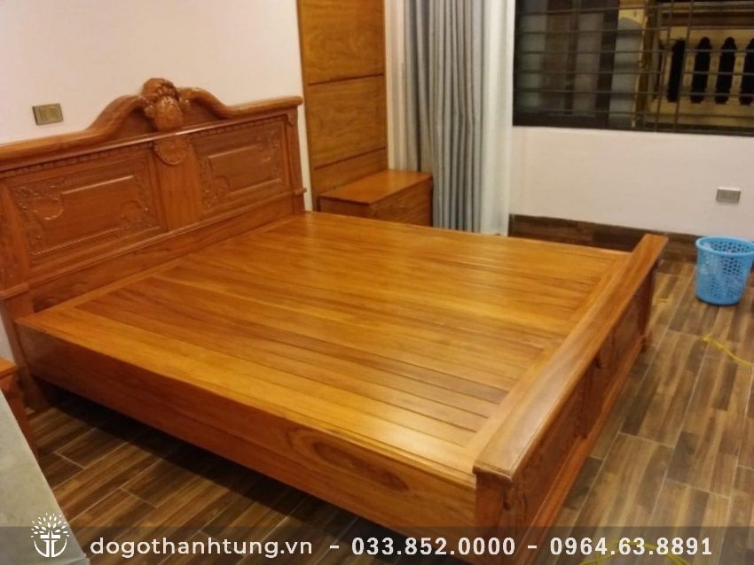 Giường ngủ gỗ Gụ màu vàng nhạt, sau thời gian sử dụng sẽ chuyển màu nâu bắt mắt.