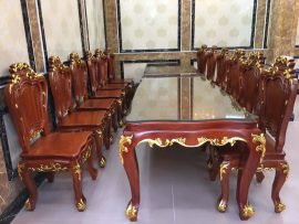 Họa tiết hoa lá tây dát vàng tạo điểm nhấn bắt mắt cho bộ bàn ăn hoàng gia. Yếm cong mềm mại, chân thon uốn lượn