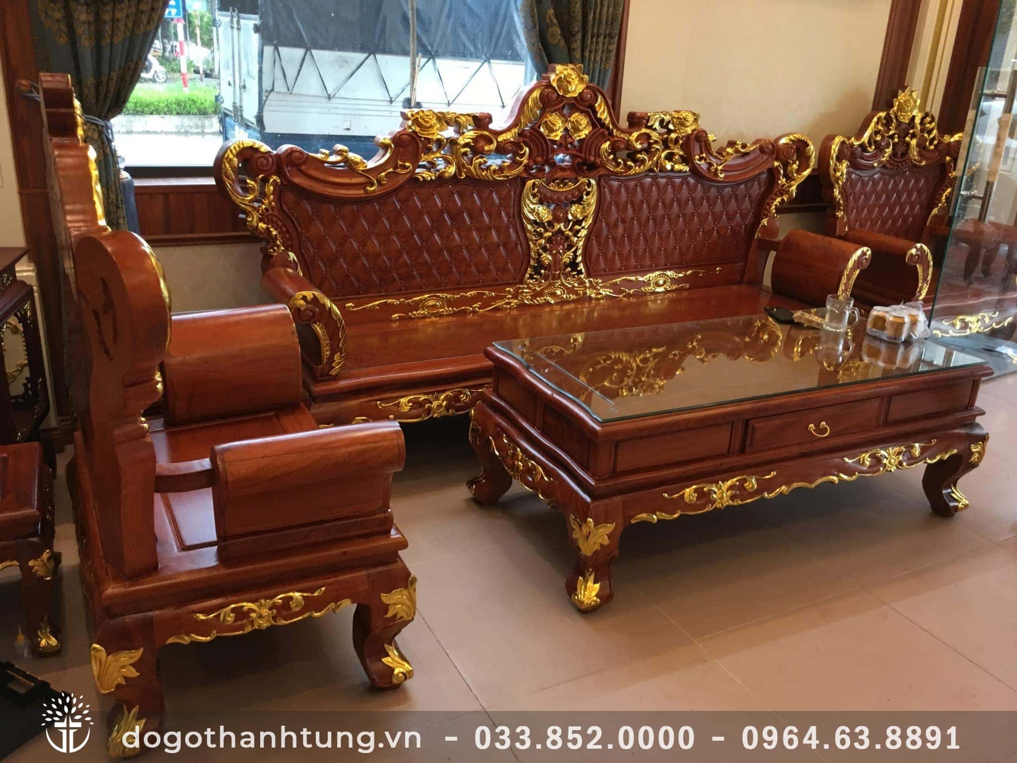 Bộ bàn ghế Hoàng Gia dát vàng Ninh Bình: Với chất liệu đồng vàng và sofa bọc da cao cấp, bộ bàn ghế Hoàng Gia tại Ninh Bình sẽ mang đến cho không gian phòng khách của bạn một nét sang trọng và quý phái. Hãy cùng chúng tôi khám phá sự đẳng cấp của sản phẩm này.