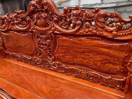 Chương ghế liền khối đục kênh bong hoa hồng, hoa lá tây cực đẹp, sắc nét đến từng chi tiết.