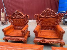 Bộ sản phẩm gồm 2 ghế đơn đục khắc tinh tế, chân ghế 12cm, tay ghế liền tấm uốn vắt nghệ thuật