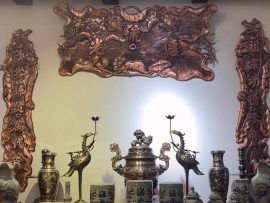 Bộ hoành phi câu đối hoa sen đồng đỏ phù hợp với gia chủ thích vẻ đẹp cổ điển và không gian thờ rộng