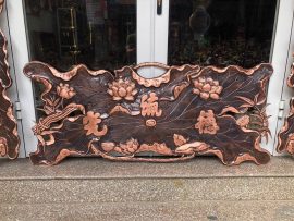 Từng hoa tiết hoa văn được chạm khắc thủ công nên toát được cái hồn của người nghệ nhân