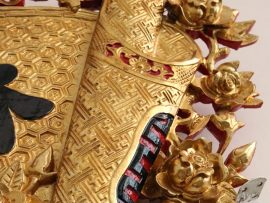 Cận cảnh nền gấm dát vàng của bộ hoành phi Phượng tha thư