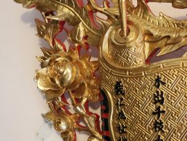 Họa tiết bút nghiêng trên cuốn thư tượng trưng cho 