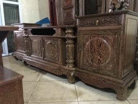 Mẫu kệ đỡ tân cổ điển 3 gian, 2 gian ngoài cao hơn thiết kế dạng tủ đồ 1 cánh; gian giữa thấp hơn có ngăn kéo sâu, ngăn tủ 2 cánh và 2 cột nho trang trí bên cạnh.