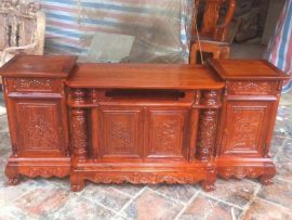 Kệ tivi Cột nho Hương đá với thiết kế chắc chắn, ổn định tự tin đỡ được mọi loại tivi.