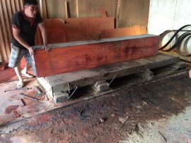 Các nghệ nhân làng nghề Châu Phong xử lý gỗ Hương đỏ Nam Phi.