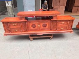 Bệ trên của kệ được làm từ gỗ hương nguyên tấm, cánh tủ điểm họa tiết trang trí đơn giản nhưng rất sang trọng