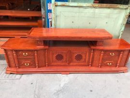 Chất liệu gỗ hương đá cứng cáp, lựa vân đẹp được các nghệ nhân đục khắc khéo léo tạo thành chiếc kệ TV kiểu dáng vuông vức đẹp mắt