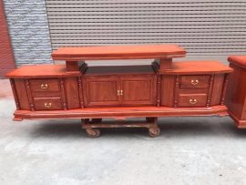 Bộ kệ TV đa năng được thiết kế thêm 4 ngăn kéo và 2 cánh tủ để đựng đồ tiện lợi