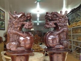 Cặp Nghê ôm cầu chạm khắc tinh xảo, đục liền khối với bình gia tăng ý nghĩa phong thủy