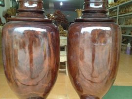 Thân bình để trơn, sơn PU bóng đẹp tôn đường vân độc đáo của bộ lục bình gỗ chiu liu