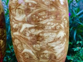 Đường vân gỗ độc đáo không theo một hình dạng nhất định nào. Vân gỗ sẽ biểu thị hình ảnh riêng dạng hoa, dạng xoắn ốc,... tùy vào con mắt nghệ thuật riêng của mỗi người