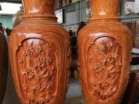 Cận cảnh cây mai được đục chạm thủ công trên thân lục bình gỗ hương