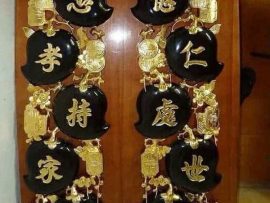 Mẫu câu đối chùm đào nền đen thếp vàng