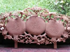 Hoành phi trái đào bản mộc khắc chữ Đức Lưu Quang