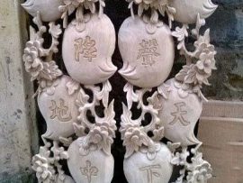 Câu đối quả đào bản mộc để khách hàng có thể kiểm tra chất lượng gỗ