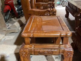 Đôn ghế dày dặn, chân ghế chạm trổ ngà voi độc đáo