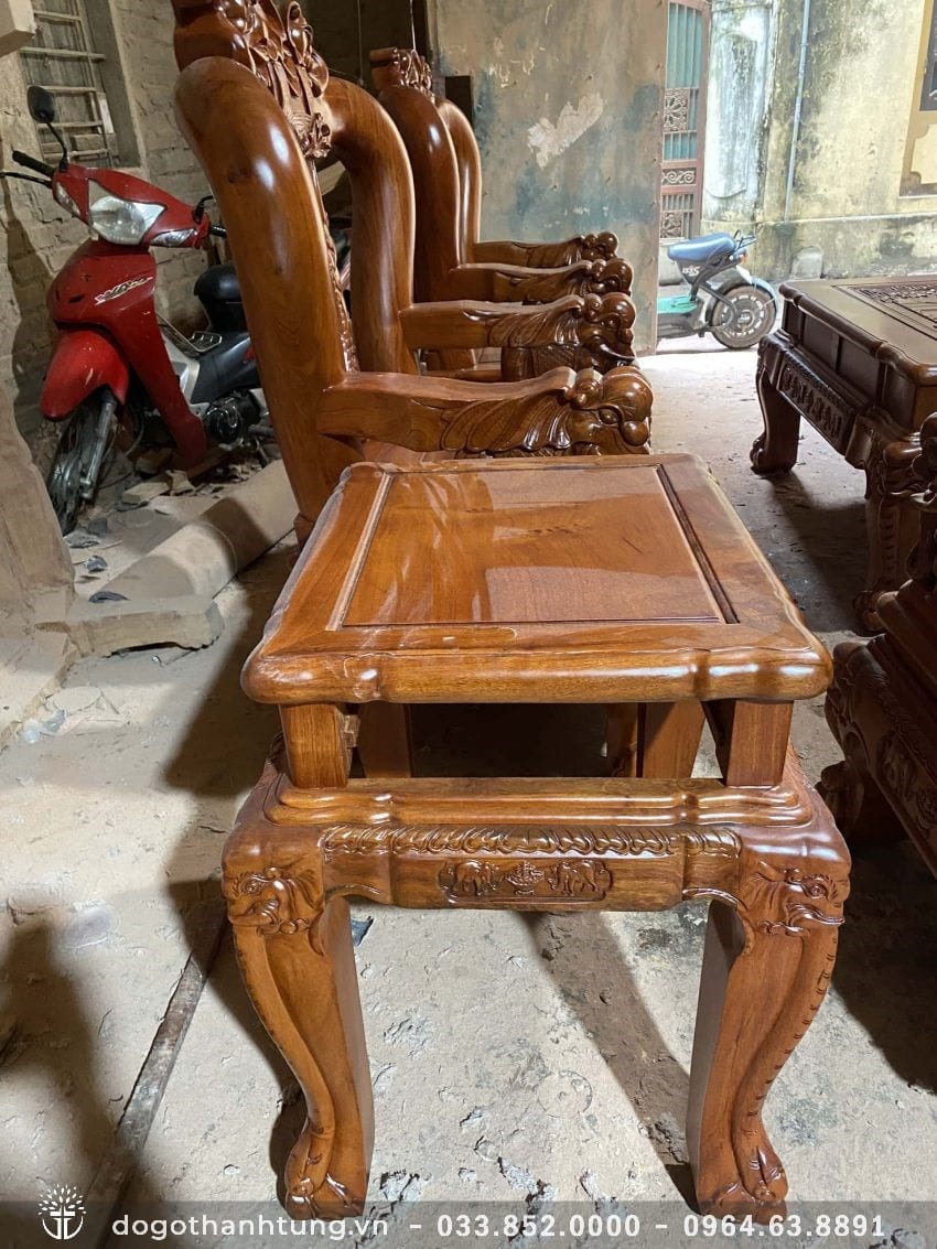 Đôn ghế dày dặn, chân ghế chạm trổ ngà voi độc đáo 