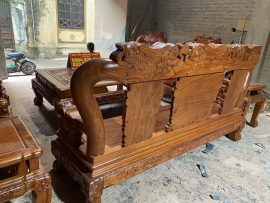 Mặt sau ghế cũng được đục khắc cẩn thận, khác hẳn hàng trôi nổi trên thị trường