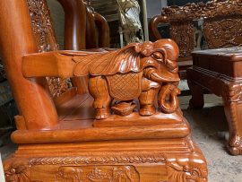 Tay vịn khắc hình voi từ tấm gỗ nguyên khối, không chắp ghép