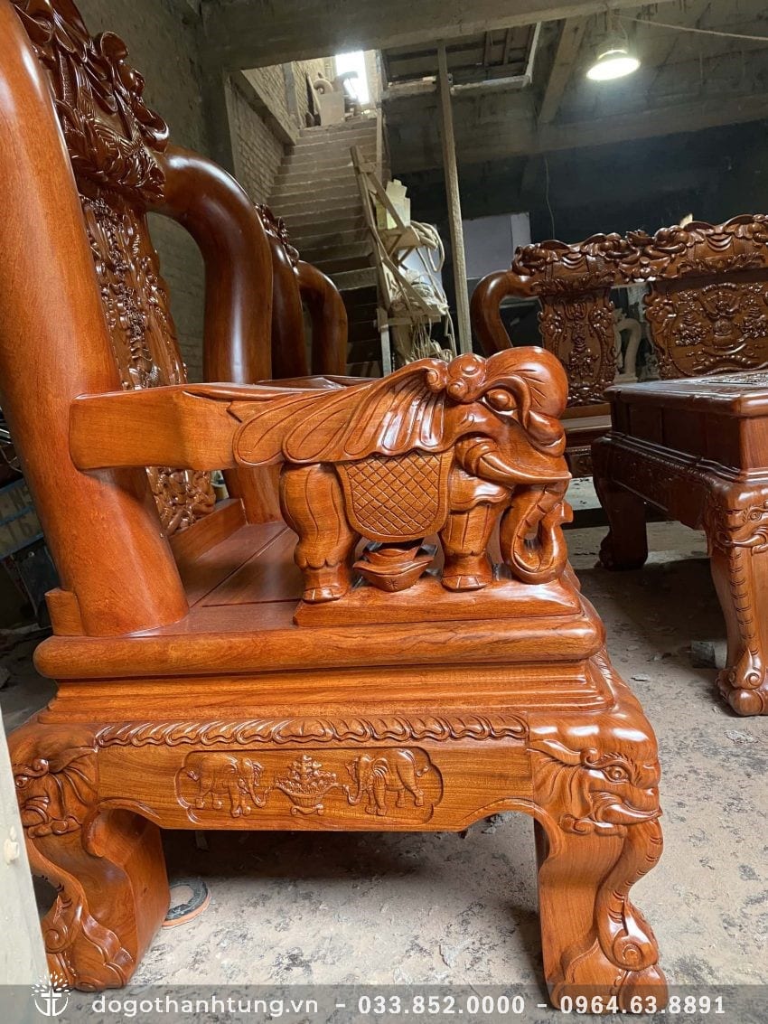 Tay vịn khắc hình voi từ tấm gỗ nguyên khối, không chắp ghép