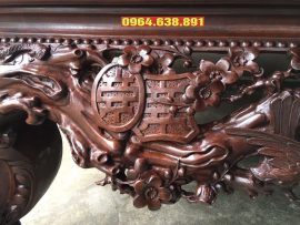 Đôi chữ Thọ được đục cài trong vườn mai một cách tự nhiên, hài hòa