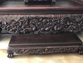 Cận cảnh các đường nét đục chạm sắc nét, uống lượn tư nhiên, từng chiếc vảy được chăm chút tỉ mẩn mang đến độ hoàn hảo cho tác phẩm