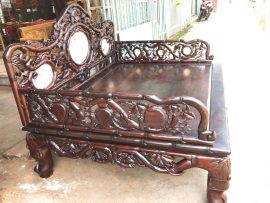 Mặt ngoài của sập giường cũng được chạm khắc hoa văn cẩn thận, tỉ mỉ