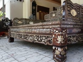 Hàng vạn chi tiết khảm được phối kết hài hòa tạo nên sự độc đáo riêng có của bộ sập giường Ngũ Sơn 3 thành