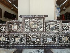 Tựa sập đục - khảm họa tiết vô cùng lấp lánh và đậm nét nghệ thuật cổ xưa, 10 ô vuông tương ứng 10 viên đá cẩm thạch vân đẹp