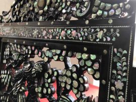 Cận cảnh chi tiết khảm ốc xà cừ, triện hoa lá đặc sắc