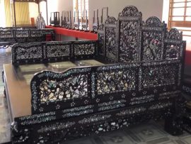 Mặt ngoài của bộ chiếu ngựa 3 thành Mai Điểu cũng được cẩn ốc và đục chạm cẩn thận, tỉ mỉ